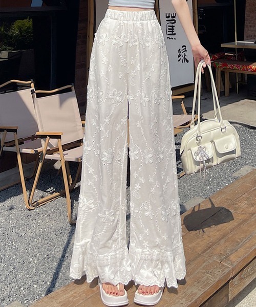 &soiree(アンドソワレ)の「フラワーモチーフ付きコットンレース裾フリルパンツ(その他パンツ・レディース・ホワイト・SMALL/MEDIUM/LARGE/X-LARGE)」の1枚目の写真