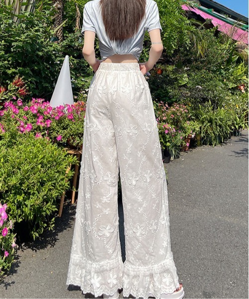 &soiree(アンドソワレ)の「フラワーモチーフ付きコットンレース裾フリルパンツ(その他パンツ・レディース・ホワイト・SMALL/MEDIUM/LARGE/X-LARGE)」の2枚目の写真