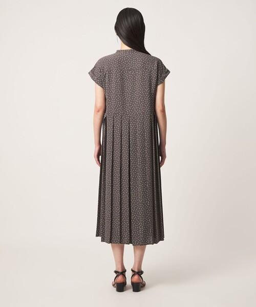 A DAY IN THE LIFE UNITED ARROWS(アデイインザライフユナイテッドアローズ)の「プリーツ シャツワンピース ‐ウォッシャブル‐ <A DAY IN THE LIFE>(ワンピース・レディース・モカ/ブラック/ネイビー・FREE)」の7枚目の写真