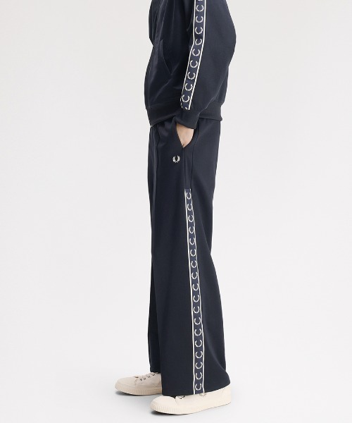 FRED PERRY(フレッドペリー)の「【先行予約受付中】Taped Track Pants/テープトラックパンツ(その他パンツ・レディース・ネイビー・10/8)」の2枚目の写真