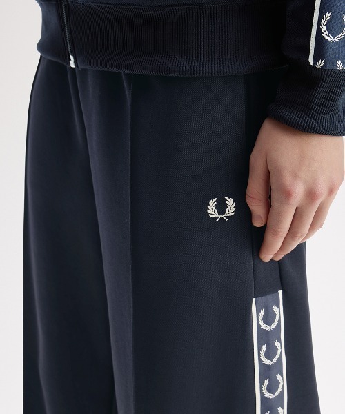 FRED PERRY(フレッドペリー)の「【先行予約受付中】Taped Track Pants/テープトラックパンツ(その他パンツ・レディース・ネイビー・10/8)」の4枚目の写真