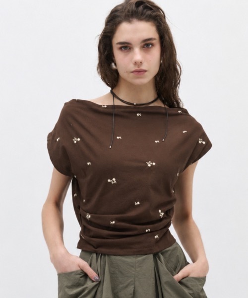 Lutim by u(ルチバイユー)の「【接触冷感】ミュートフラワー刺繍ドレープトップス(Tシャツ/カットソー・レディース・ベージュ/ブラウン/ブラック・FREE)」の3枚目の写真