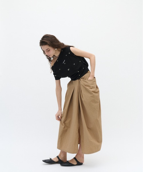 Lutim by u(ルチバイユー)の「【接触冷感】ミュートフラワー刺繍ドレープトップス(Tシャツ/カットソー・レディース・ベージュ/ブラウン/ブラック・FREE)」の6枚目の写真
