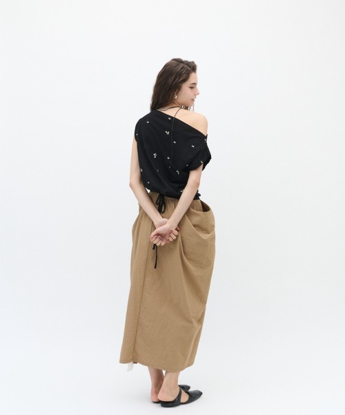 Lutim by u(ルチバイユー)の「【接触冷感】ミュートフラワー刺繍ドレープトップス(Tシャツ/カットソー・レディース・ベージュ/ブラウン/ブラック・FREE)」の10枚目の写真