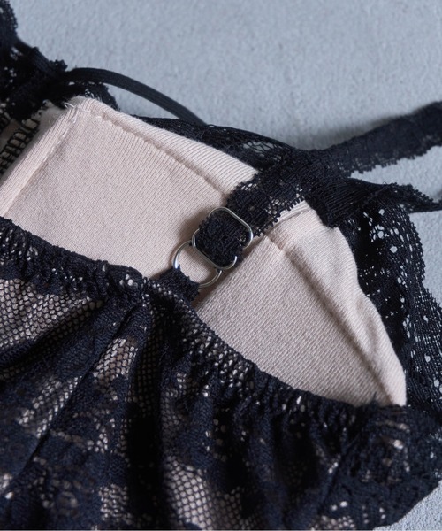 Carmelo(カーメロ)の「Front Cross Lace Trim Camisole / クロスストラップカップインレースキャミ(キャミソール・レディース・ブラック/ホワイト・FREE)」の20枚目の写真