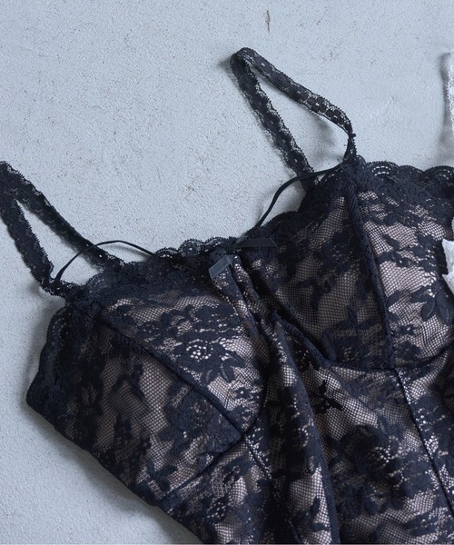 Carmelo(カーメロ)の「Front Cross Lace Trim Camisole / クロスストラップカップインレースキャミ(キャミソール・レディース・ブラック/ホワイト・FREE)」の17枚目の写真
