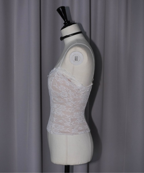 Carmelo(カーメロ)の「Front Cross Lace Trim Camisole / クロスストラップカップインレースキャミ(キャミソール・レディース・ブラック/ホワイト・FREE)」の4枚目の写真