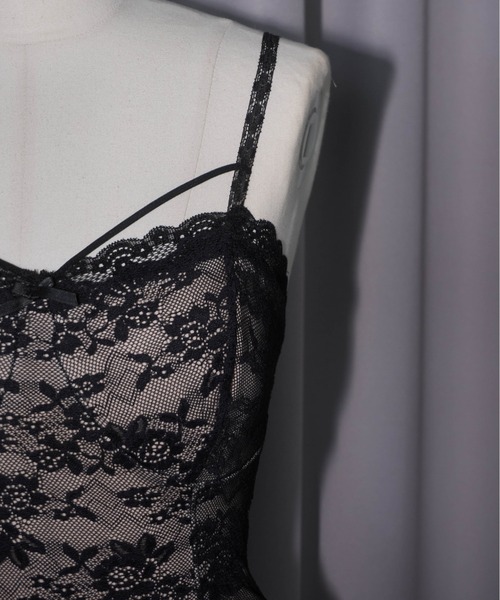 Carmelo(カーメロ)の「Front Cross Lace Trim Camisole / クロスストラップカップインレースキャミ(キャミソール・レディース・ブラック/ホワイト・FREE)」の11枚目の写真