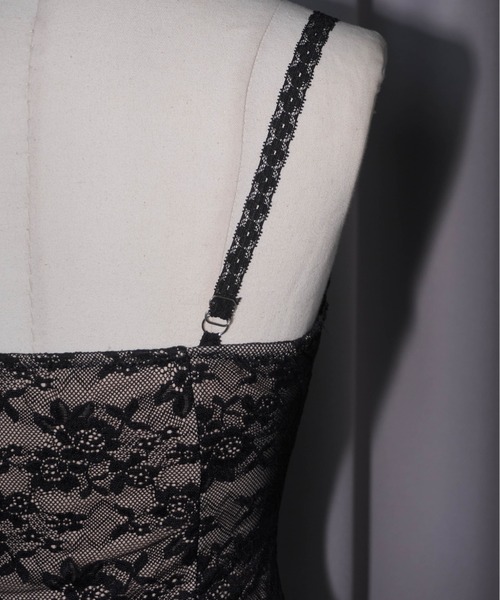 Carmelo(カーメロ)の「Front Cross Lace Trim Camisole / クロスストラップカップインレースキャミ(キャミソール・レディース・ブラック/ホワイト・FREE)」の14枚目の写真