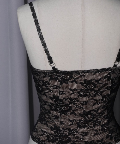 Carmelo(カーメロ)の「Front Cross Lace Trim Camisole / クロスストラップカップインレースキャミ(キャミソール・レディース・ブラック/ホワイト・FREE)」の13枚目の写真