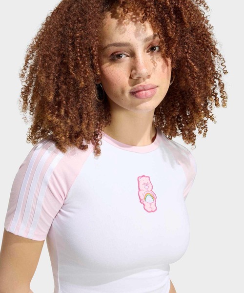 adidas(アディダス)の「ケアベア x アディダス ベビー半袖Tシャツ / アディダスオリジナルス adidas Originals(Tシャツ/カットソー・レディース・ホワイト・X-LARGE/MEDIUM/LARGE/XX-LARGE/X-SMALL/SMALL)」の1枚目の写真