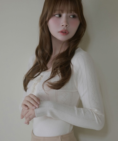 M DOLLY(エムドリー)の「Eyelet fifi knit tops / アイレットフィフィニットトップス(Tシャツ/カットソー・レディース・アイボリー/グレー・FREE)」の4枚目の写真