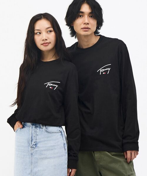 tommy jeans(トミー ジーンズ)の「【オンライン限定】ユニセックス シグネチャーチェストロングスリーブTシャツ(Tシャツ/カットソー・メンズ・ブラック/ホワイト・X-LARGE/LARGE/MEDIUM/SMALL)」の1枚目の写真