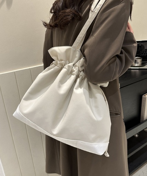COCOMOMO(ココモモ)の「巾着トートバッグ 巾着バッグ ショルダー トートバッグ 肩掛け バッグ 巾着 マチあり ナイロンバッグ(トートバッグ・レディース・アイボリー/ライトブラウン/ブラック・FREE)」の2枚目の写真