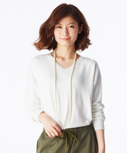 IEDIT（イディット）の「ララ・ステラ　シルク混のもっちり素材が気持ちいい二重臼編みのＶネックニット　　（ニット/セーター・レディース・ミント/ホワイト/ライトグレー/ライトベージュ・LARGE/SMALL/XX-LARGE/MEDIUM/X-LARGE）」の2枚目の写真