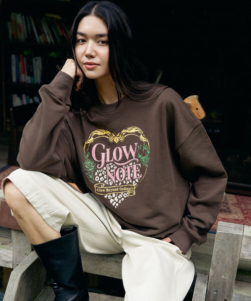 GLOWNOTE(グロウノート)の「GLOW HEART グラフィックスウェットシャツ(2色)(スウェット・レディース・グレー/ブラウン/ブラック・FREE)」の3枚目の写真