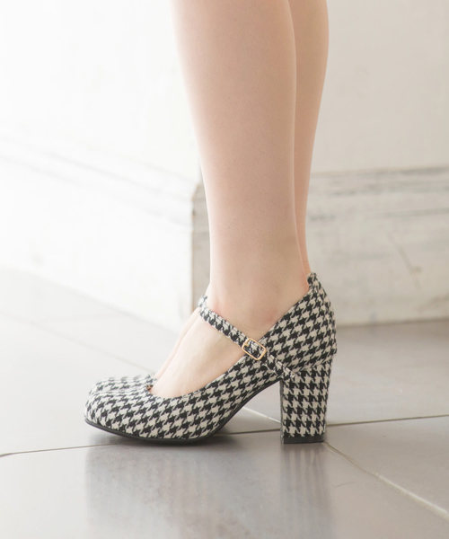 Newlyme(ニューリーミー)の「7.5cm太ヒールストラップパンプス(パンプス・レディース・ベージュ/その他/ブラック/イエロー系その他/ベビーピンク/サックスブルー/ホワイト/ブラウン/バーガンディー/ベージュ系その他/チェック/ブラック系その他/ブルー系その他/ゴールド系その他/シルバー系その他/スモークピンク/ライトベージュ/ライム/クリアレッド/ペールイエロー/レオパード/その他1/ハウンドトゥース/ブラウン系その他/パープル系その他/イエロー系その他2/その他2/その他3/その他4/その他5/ワイン・22.5cm/24.5㎝/23㎝/23.5cm/25cm/22.5㎝/24cm/24.5cm/23cm/24.0cm/26.0cm/23.0cm/25.0cm/25.5cm/21.5㎝/22cm/26cm/23.5㎝/24㎝/25㎝/21.5cm)」の2枚目の写真