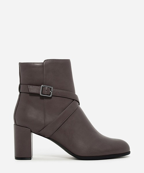 CHARLES & KEITH(チャールズ & キース)の「クリスクロスバックルブーツ / CRISS CROSS BUCKLE BOOTS(ブーツ・レディース・ブラック/ブラウン・22.5cm/23cm/24cm/23.5cm/24.5cm/25.5cm)」の1枚目の写真