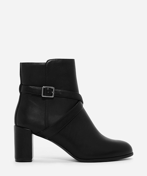 CHARLES & KEITH(チャールズ & キース)の「クリスクロスバックルブーツ / CRISS CROSS BUCKLE BOOTS(ブーツ・レディース・ブラック/ブラウン・22.5cm/23cm/24cm/23.5cm/24.5cm/25.5cm)」の2枚目の写真