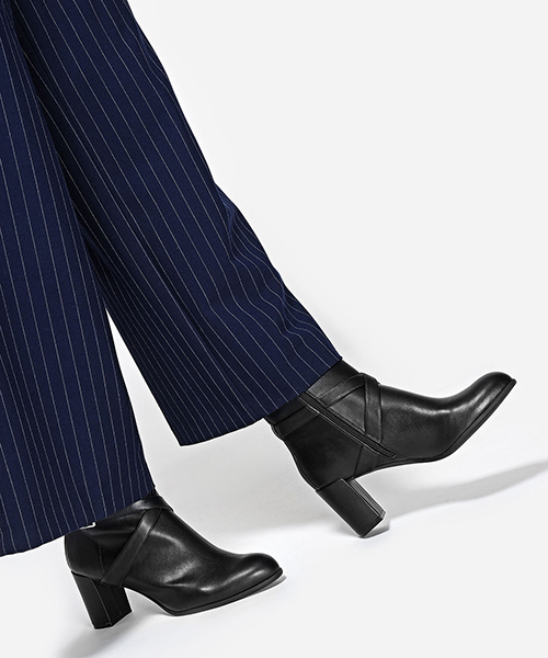 CHARLES & KEITH(チャールズ & キース)の「クリスクロスバックルブーツ / CRISS CROSS BUCKLE BOOTS(ブーツ・レディース・ブラック/ブラウン・22.5cm/23cm/24cm/23.5cm/24.5cm/25.5cm)」の3枚目の写真