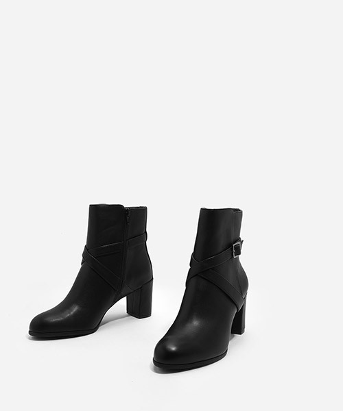 CHARLES & KEITH(チャールズ & キース)の「クリスクロスバックルブーツ / CRISS CROSS BUCKLE BOOTS(ブーツ・レディース・ブラック/ブラウン・22.5cm/23cm/24cm/23.5cm/24.5cm/25.5cm)」の4枚目の写真