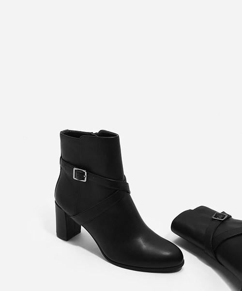 CHARLES & KEITH(チャールズ & キース)の「クリスクロスバックルブーツ / CRISS CROSS BUCKLE BOOTS(ブーツ・レディース・ブラック/ブラウン・22.5cm/23cm/24cm/23.5cm/24.5cm/25.5cm)」の5枚目の写真