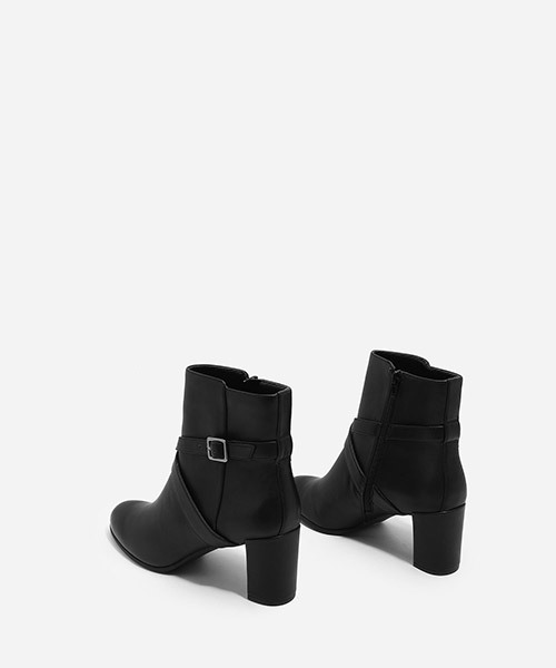 CHARLES & KEITH(チャールズ & キース)の「クリスクロスバックルブーツ / CRISS CROSS BUCKLE BOOTS(ブーツ・レディース・ブラック/ブラウン・22.5cm/23cm/24cm/23.5cm/24.5cm/25.5cm)」の6枚目の写真