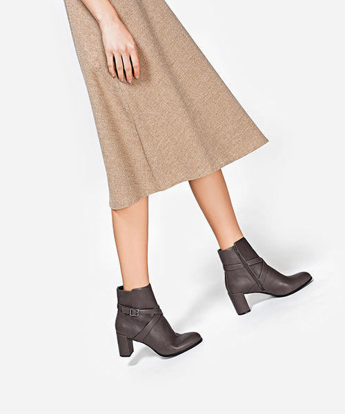 CHARLES & KEITH(チャールズ & キース)の「クリスクロスバックルブーツ / CRISS CROSS BUCKLE BOOTS(ブーツ・レディース・ブラック/ブラウン・22.5cm/23cm/24cm/23.5cm/24.5cm/25.5cm)」の10枚目の写真