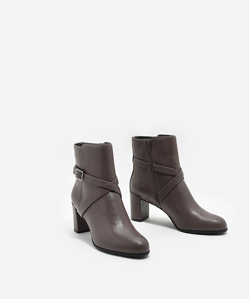 CHARLES & KEITH(チャールズ & キース)の「クリスクロスバックルブーツ / CRISS CROSS BUCKLE BOOTS(ブーツ・レディース・ブラック/ブラウン・22.5cm/23cm/24cm/23.5cm/24.5cm/25.5cm)」の12枚目の写真