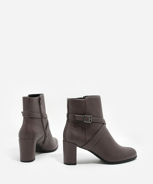 CHARLES & KEITH(チャールズ & キース)の「クリスクロスバックルブーツ / CRISS CROSS BUCKLE BOOTS(ブーツ・レディース・ブラック/ブラウン・22.5cm/23cm/24cm/23.5cm/24.5cm/25.5cm)」の13枚目の写真