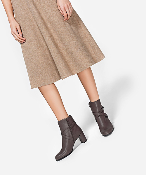 CHARLES & KEITH(チャールズ & キース)の「クリスクロスバックルブーツ / CRISS CROSS BUCKLE BOOTS(ブーツ・レディース・ブラック/ブラウン・22.5cm/23cm/24cm/23.5cm/24.5cm/25.5cm)」の8枚目の写真