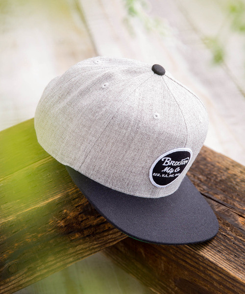 BRIXTON（ブリクストン）の「BRIXTON/別注ＷＨＥＥＬＥＲ　ＳＮＡＰＢＡＣＫ（キャップ・メンズ・グレー/レッド・FREE）」の2枚目の写真