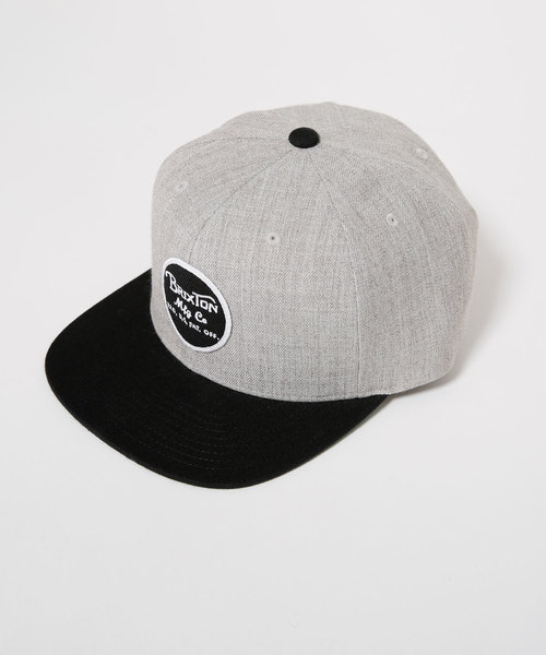 BRIXTON（ブリクストン）の「BRIXTON/別注ＷＨＥＥＬＥＲ　ＳＮＡＰＢＡＣＫ（キャップ・メンズ・グレー/レッド・FREE）」の3枚目の写真