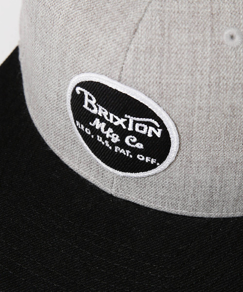 BRIXTON（ブリクストン）の「BRIXTON/別注ＷＨＥＥＬＥＲ　ＳＮＡＰＢＡＣＫ（キャップ・メンズ・グレー/レッド・FREE）」の5枚目の写真