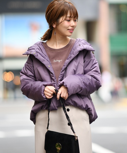 natural couture（ナチュラルクチュール）の「フード付きショート中綿フェイクダウン（ダウンジャケット/コート・レディース・ブラック/アッシュブラウン/パープル/ライトベージュ・FREE）」の4枚目の写真