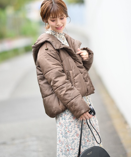 natural couture（ナチュラルクチュール）の「フード付きショート中綿フェイクダウン（ダウンジャケット/コート・レディース・ブラック/アッシュブラウン/パープル/ライトベージュ・FREE）」の12枚目の写真