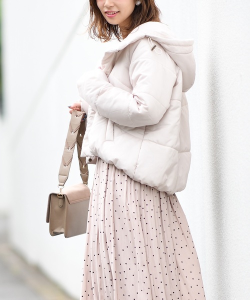 natural couture（ナチュラルクチュール）の「フード付きショート中綿フェイクダウン（ダウンジャケット/コート・レディース・ブラック/アッシュブラウン/パープル/ライトベージュ・FREE）」の19枚目の写真