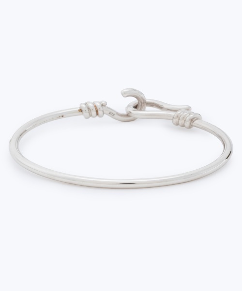 MARC JACOBS(マークジェイコブス)の「HOOKED ON YOU HINGE CUFF/コレクテッド スターリング フック オン ユー ヒンジカフ ブレスレット(ブレスレット・レディース・シルバー系その他・ONE SIZE)」の2枚目の写真