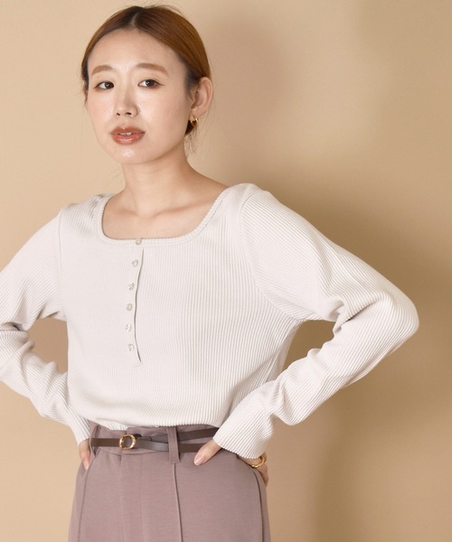 w closet（ダブルクローゼット）の「スクエアヘンリーネック長袖プルオーバー（Tシャツ/カットソー・レディース・オフホワイト/スモークグレー/ベージュ/スミクロ・FREE）」の18枚目の写真