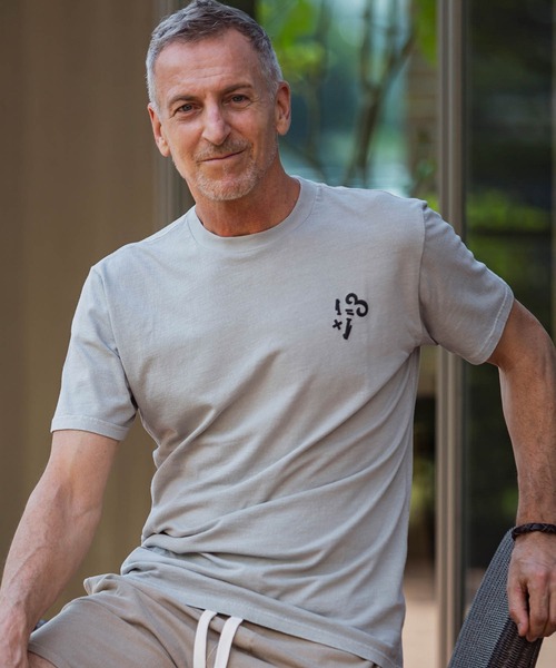 1PIU1UGUALE3  RELAX （ウノピゥウノウグァーレトレ リラックス）の「1PIU1UGUALE3 RELAX(ウノピゥウノウグァーレトレ リラックス)ピグメント ワンポイント ブランドロゴ 半袖Tシャツ（Tシャツ/カットソー・メンズ・ホワイト/ベージュ/コーラルピンク/グレー/ネイビー・L/S/M/XL/XXL）」の2枚目の写真