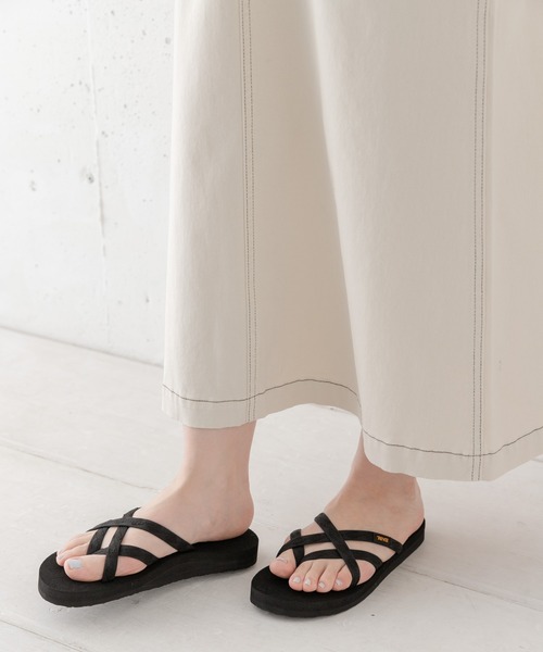 Teva（テバ）の「【WEB限定】Teva　W OLOWAHU（サンダル・レディース・ブラック/グリーン・6/7）」の2枚目の写真