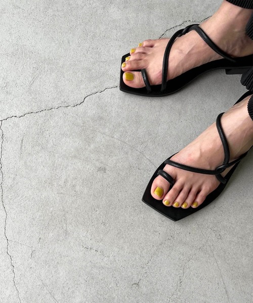 CANAL JEAN（キャナルジーン）の「from Lagoon(フロムラグーン) レザーひもクロスローヒールサンダル（サンダル・レディース・ブラック/キャメル・38/39/36/37）」の2枚目の写真