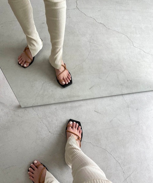 CANAL JEAN（キャナルジーン）の「from Lagoon(フロムラグーン) レザーひもクロスローヒールサンダル（サンダル・レディース・ブラック/キャメル・38/39/36/37）」の4枚目の写真