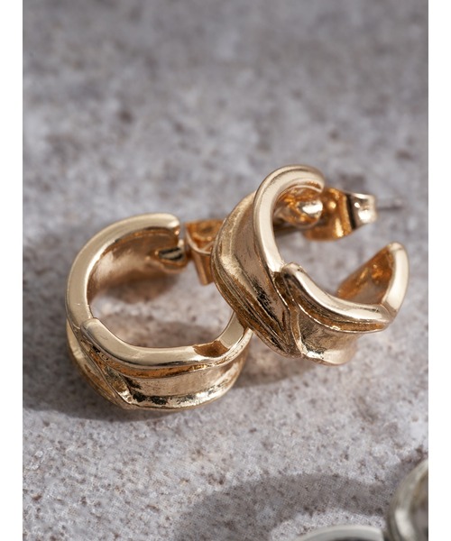 earth music&ecology（アースミュージックアンドエコロジー）の「メタルフープピアス ＊（ピアス（両耳用）・レディース・ゴールド/シルバー・FREE）」の2枚目の写真