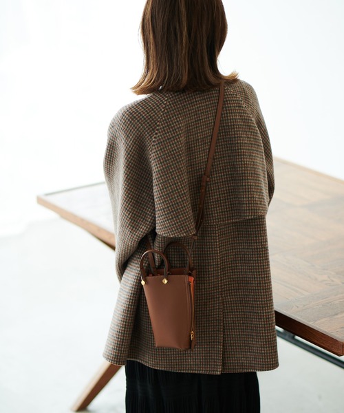 E'POR(エポール)の「【E'POR】Y BAG Micro 【the GIFT 望月芹名コラボカラー (ブラック系(02)とホワイト系(13))】(ショルダーバッグ・レディース・ブラック/ブラウン/ピンク/イエロー系その他4/ターコイズブルー/パープル系その他/ブラック系その他/ホワイト系その他3・FREE)」の4枚目の写真