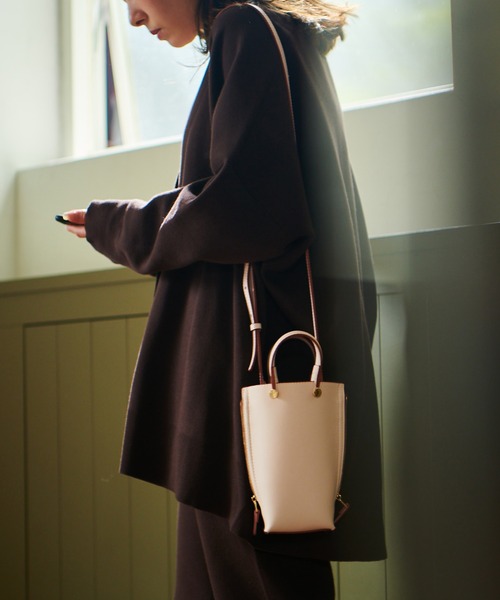 E'POR(エポール)の「【E'POR】Y BAG Micro 【the GIFT 望月芹名コラボカラー (ブラック系(02)とホワイト系(13))】(ショルダーバッグ・レディース・ブラック/ブラウン/ピンク/イエロー系その他4/ターコイズブルー/パープル系その他/ブラック系その他/ホワイト系その他3・FREE)」の21枚目の写真