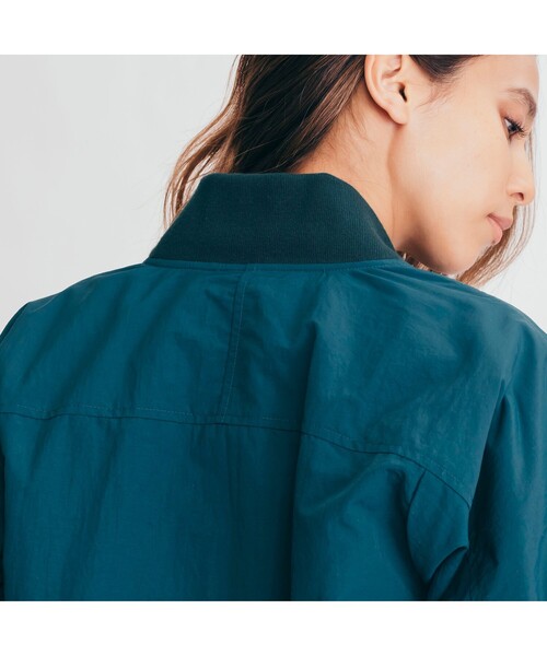 AIGLE（エーグル）の「撥水 MA1 パテッドミッド ブルゾン（ブルゾン・レディース・ダークグリーン/ベージュ・40/38/36）」の9枚目の写真