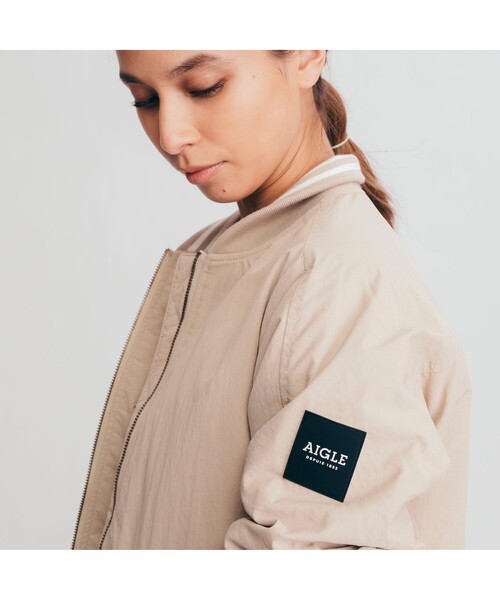 AIGLE（エーグル）の「撥水 MA1 パテッドミッド ブルゾン（ブルゾン・レディース・ダークグリーン/ベージュ・40/38/36）」の6枚目の写真