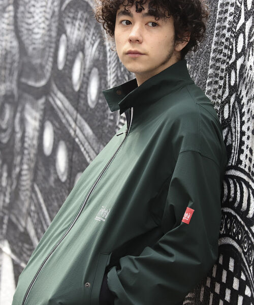 B:MING by BEAMS（ビーミングバイビームス）の「Manhattan Portage x B:MING by BEAMS / 別注 ストレッチ スタンドカラー ブルゾン（ブルゾン・メンズ・ブラック/ベージュ/ダークグリーン・SMALL/MEDIUM/LARGE）」の3枚目の写真