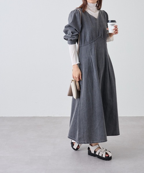 COLONY 2139（コロニートゥーワンスリーナイン）の「デニムタックフレアワンピース（ワンピース・レディース・ブルー/ブラック・FREE）」の2枚目の写真